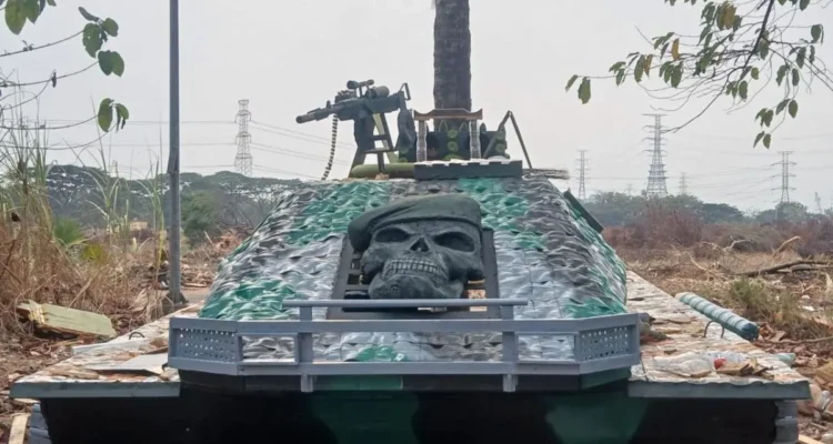Tank Hantu Kali Cilincing yang dibuat tim kreatif Unit Penanganan Sampah (UPS) Badan Air Kecamatan Cilincing untuk Festival Cinta Lingkungan di Danau Sunter pada Minggu (18/10/2026). Sumber foto: Antara
