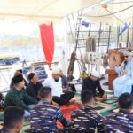 Tausiyah agama dari Prof. (H.C.) Yahya Zainul Ma’arif, Lc., M.A., Ph.D di geladak KRI Dewa Ruci. Sumber foto: Dispenal