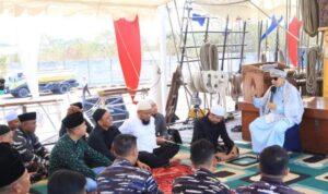 Tausiyah agama dari Prof. (H.C.) Yahya Zainul Ma’arif, Lc., M.A., Ph.D di geladak KRI Dewa Ruci. Sumber foto: Dispenal Tausiyah agama dari Prof. (H.C.) Yahya Zainul Ma’arif, Lc., M.A., Ph.D di geladak KRI Dewa Ruci. Sumber foto: Dispenal