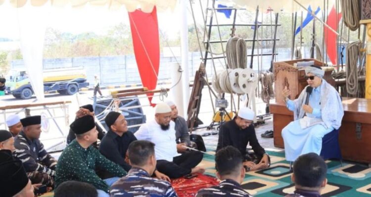 Tausiyah agama dari Prof. (H.C.) Yahya Zainul Ma’arif, Lc., M.A., Ph.D di geladak KRI Dewa Ruci. Sumber foto: Dispenal
