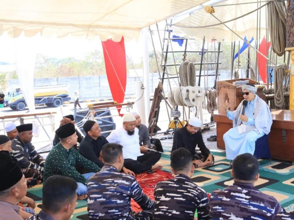 Tausiyah agama dari Prof. (H.C.) Yahya Zainul Ma’arif, Lc., M.A., Ph.D di geladak KRI Dewa Ruci. Sumber foto: Dispenal Tausiyah agama dari Prof. (H.C.) Yahya Zainul Ma’arif, Lc., M.A., Ph.D di geladak KRI Dewa Ruci. Sumber foto: Dispenal
