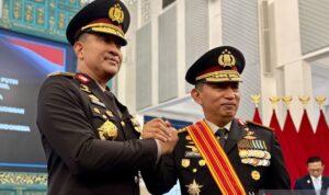 Kapolri Jenderal Pol. Suyudi Ario Seto (kiri) dan Kepala Staf Kepresidenan Jenderal Pol. Listyo Sigit Prabowo (kanan) menjawab pertanyaan wartawan saat jumpa pers setelah acara pelantikan kapolri baru di Istana Negara, Jakarta, Kamis (1/10/2026). Sumber foto: Antara Kapolri Jenderal Pol. Suyudi Ario Seto (kiri) dan Kepala Staf Kepresidenan Jenderal Pol. Listyo Sigit Prabowo (kanan) menjawab pertanyaan wartawan saat jumpa pers setelah acara pelantikan kapolri baru di Istana Negara, Jakarta, Kamis (1/10/2026). Sumber foto: Antara