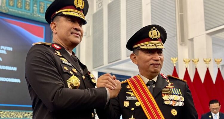 Kapolri Jenderal Pol. Suyudi Ario Seto (kiri) dan Kepala Staf Kepresidenan Jenderal Pol. Listyo Sigit Prabowo (kanan) menjawab pertanyaan wartawan saat jumpa pers setelah acara pelantikan kapolri baru di Istana Negara, Jakarta, Kamis (1/10/2026). Sumber foto: Antara