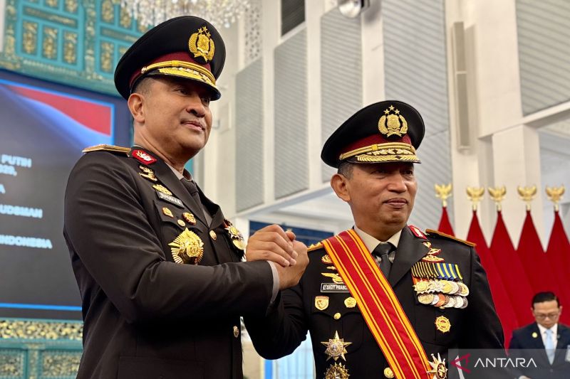 Kapolri Jenderal Pol. Suyudi Ario Seto (kiri) dan Kepala Staf Kepresidenan Jenderal Pol. Listyo Sigit Prabowo (kanan) menjawab pertanyaan wartawan saat jumpa pers setelah acara pelantikan kapolri baru di Istana Negara, Jakarta, Kamis (1/10/2026). Sumber foto: Antara