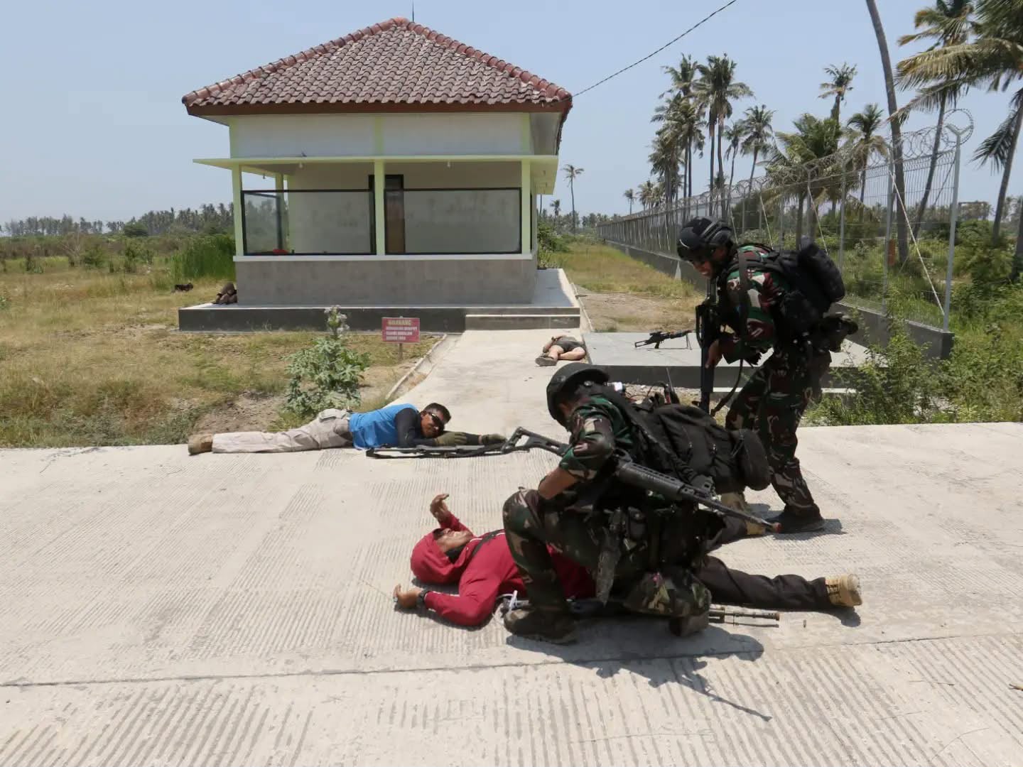 Prajurit Marinir pada latihan bersama tentara Australia di Situbondo. Sumber foto: Dispen Korps Marinir Prajurit Marinir pada latihan bersama tentara Australia di Situbondo. Sumber foto: Dispen Korps Marinir