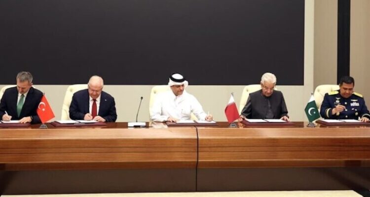 Penandatanganan perjanjian kerja sama pertahanan "Memorandum Badr" oleh perwakilan dari Indonesia, Turkiye, Qatar, dan Pakistan di Doha, Qatar. Sumber foto: Antara