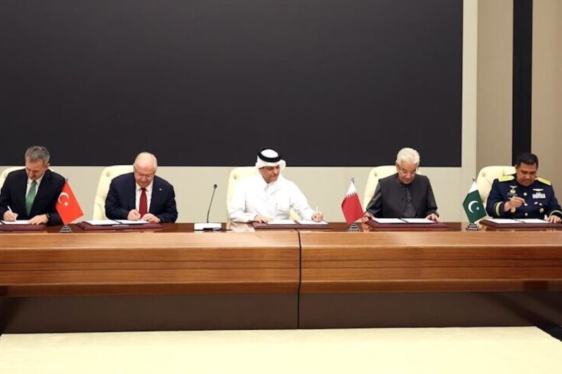 Penandatanganan perjanjian kerja sama pertahanan "Memorandum Badr" oleh perwakilan dari Indonesia, Turkiye, Qatar, dan Pakistan di Doha, Qatar. Sumber foto: Antara Penandatanganan perjanjian kerja sama pertahanan "Memorandum Badr" oleh perwakilan dari Indonesia, Turkiye, Qatar, dan Pakistan di Doha, Qatar. Sumber foto: Antara