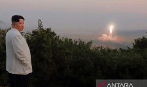 Pemimpin Korea Utara Kim Jong-un saat meninjau latihan militer oleh tentara Korea Utara (10/10/2022). Sumber foto: Antara