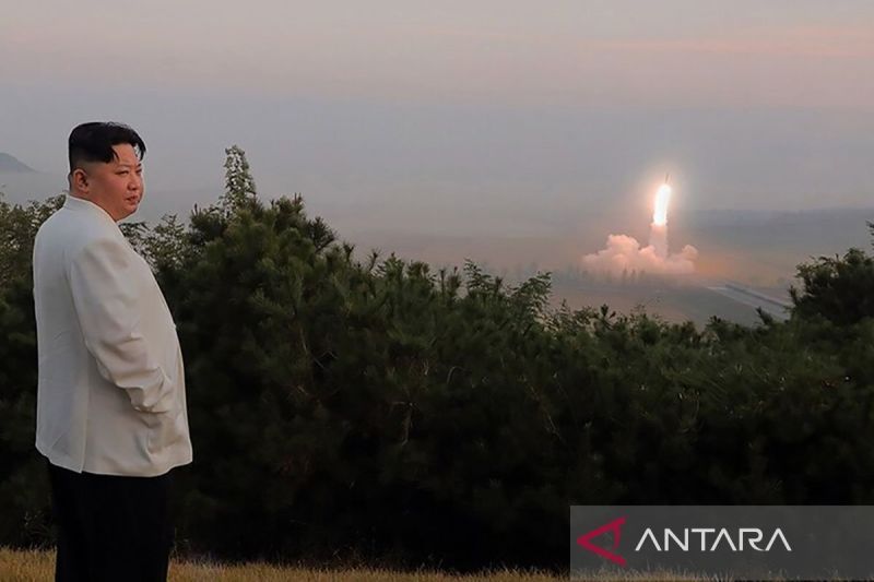 Pemimpin Korea Utara Kim Jong-un saat meninjau latihan militer oleh tentara Korea Utara (10/10/2022). Sumber foto: Antara Pemimpin Korea Utara Kim Jong-un saat meninjau latihan militer oleh tentara Korea Utara (10/10/2022). Sumber foto: Antara