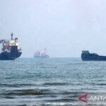 Sejumlah kapal dagang milik Iran dan negara lain masih berlabuh di Selat Hormuz, Bandar Abbas, Iran, pada 10 September 2026. Sumber foto: Antara
