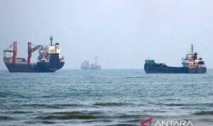 Sejumlah kapal dagang milik Iran dan negara lain masih berlabuh di Selat Hormuz, Bandar Abbas, Iran, pada 10 September 2026. Sumber foto: Antara