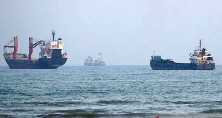 Sejumlah kapal dagang milik Iran dan negara lain masih berlabuh di Selat Hormuz, Bandar Abbas, Iran, pada 10 September 2026. Sumber foto: Antara