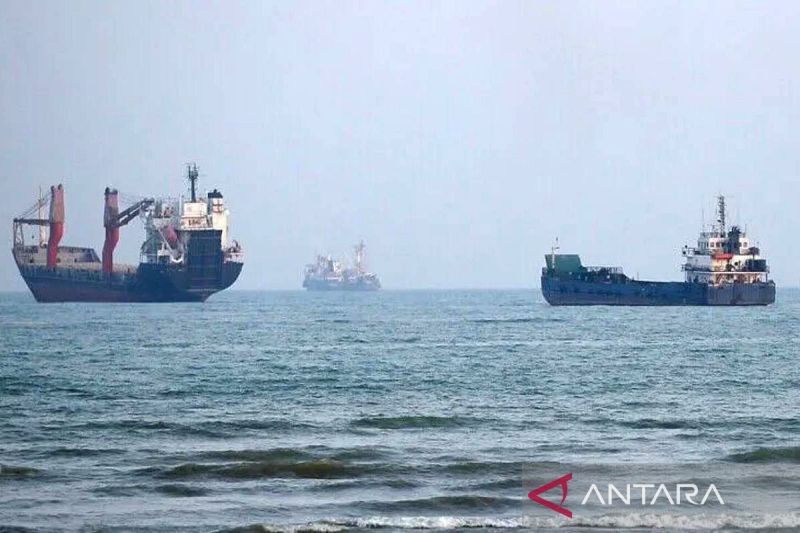 Sejumlah kapal dagang milik Iran dan negara lain masih berlabuh di Selat Hormuz, Bandar Abbas, Iran, pada 10 September 2026. Sumber foto: Antara Sejumlah kapal dagang milik Iran dan negara lain masih berlabuh di Selat Hormuz, Bandar Abbas, Iran, pada 10 September 2026. Sumber foto: Antara