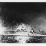 Karya lukis Joe T. Fleischman (1950_ yang menggambarkan tenggelamnya USS Houston (CA-30) dalam pertempuran Selat Sunda, 1 Maret 1942 melawan destroyer Jepang. Sumber foto: U.S. Naval History and Heritage Command