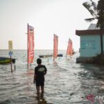 Luapan Sungai Opak di Baros, Kretek, Bantul, DI Yogyakarta, Selasa (13/10/2026). Badan Meteorologi, Klimatologi, dan Geofisika (BMKG) mengeluarkan peringatan dini gelombang tinggi hingga empat meter yang menyebabkan muara Sungai Opak tersumbat dan air meluap hingga kawasan wisata Laguna Opak. Sumber foto: Antara
