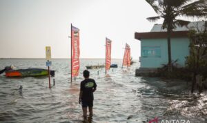Luapan Sungai Opak di Baros, Kretek, Bantul, DI Yogyakarta, Selasa (13/10/2026). Badan Meteorologi, Klimatologi, dan Geofisika (BMKG) mengeluarkan peringatan dini gelombang tinggi hingga empat meter yang menyebabkan muara Sungai Opak tersumbat dan air meluap hingga kawasan wisata Laguna Opak. Sumber foto: Antara Luapan Sungai Opak di Baros, Kretek, Bantul, DI Yogyakarta, Selasa (13/10/2026). Badan Meteorologi, Klimatologi, dan Geofisika (BMKG) mengeluarkan peringatan dini gelombang tinggi hingga empat meter yang menyebabkan muara Sungai Opak tersumbat dan air meluap hingga kawasan wisata Laguna Opak. Sumber foto: Antara